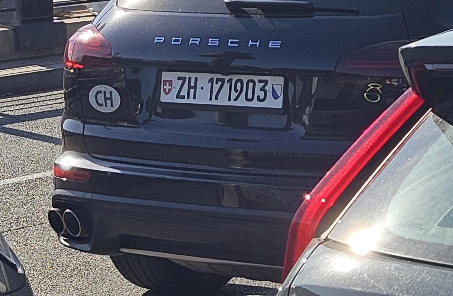 スイスのナンバープレートは偽物？
