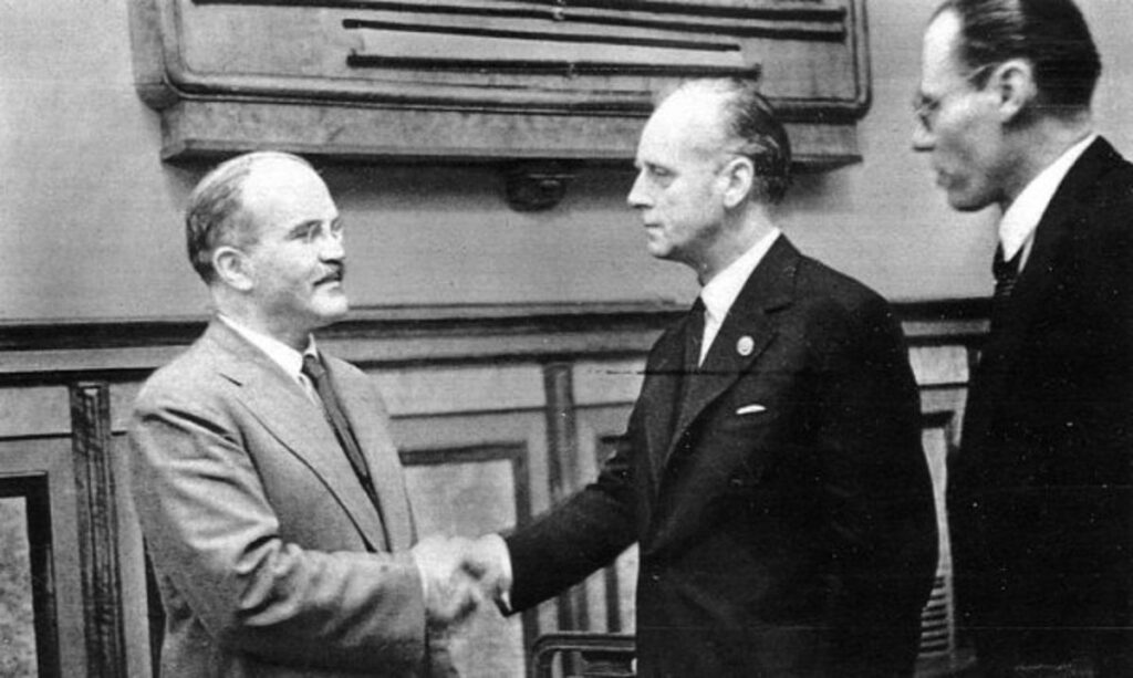 今日 - 1939 年 8 月 23 日: リッベントロップ・モロトフ協定、第二次世界大戦前のヨーロッパの最初の部門 - 軍事史
