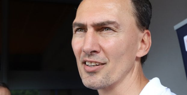 マルキザ出身のトマーシュ・ドゥトゥカ氏：「コーチたちはKHLの選手抜きで指名を準備していたとされる。しかし、シャタンはロシアの選手が必ずいるはずだと言って指名をテーブルから放り投げたと言われている。」