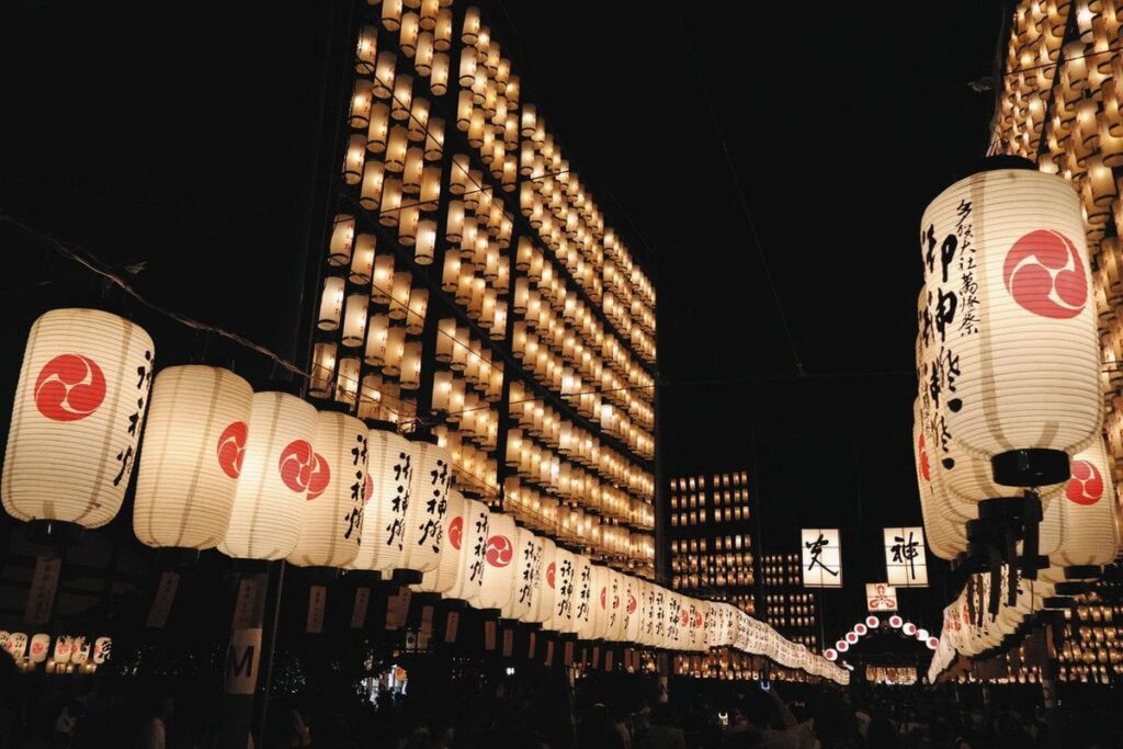 多賀大社で5日まで万灯祭、イザナミに感謝をささげる祭り - 1万2000個の提灯が夜を照らす ｜ 滋賀