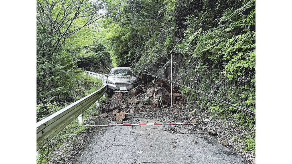 奈良県野迫川村の県道でがけ崩れに巻き込まれた車、男女３人が車両後方から自力脱出…車は岩とガードレールにはさまれた状態に