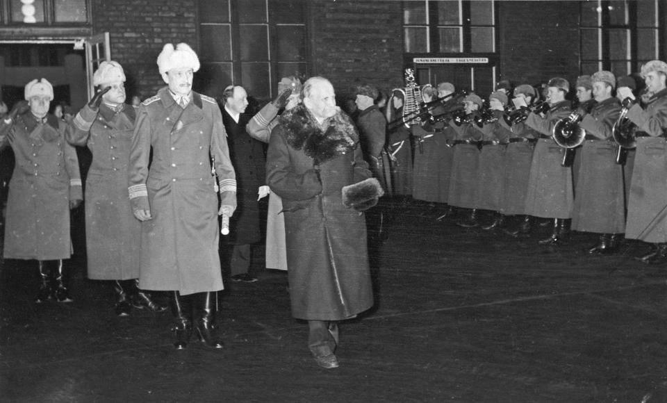 フィンランド大統領キョスティ・カリオ、1940年12月19日、ヘルシンキ中央駅にて。この写真が撮影された直後、彼は心臓発作を起こして亡くなりました。