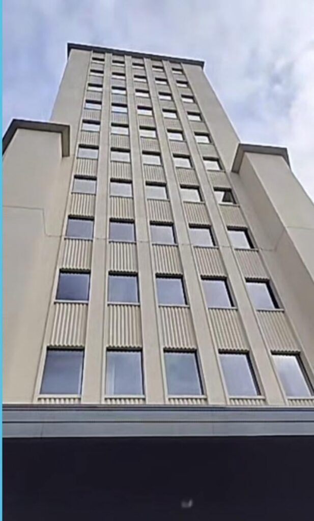 この建物を探すのを手伝ってください🤦🏽‍♂️。 ❗️❗️友達とゲームをしていたら、この建物の写真が送られてきました。この5時間、その場所を探していました😂😭。 100%ベルギーなので、アントワープあたりにあるかもしれません。