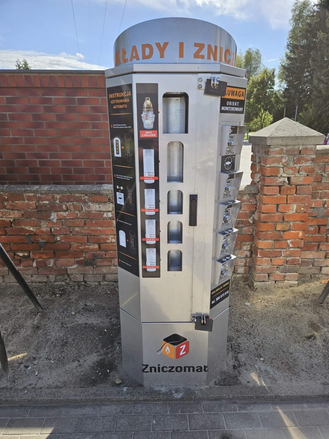 ポメラニアの墓地にある墓用キャンドルの自動販売機。