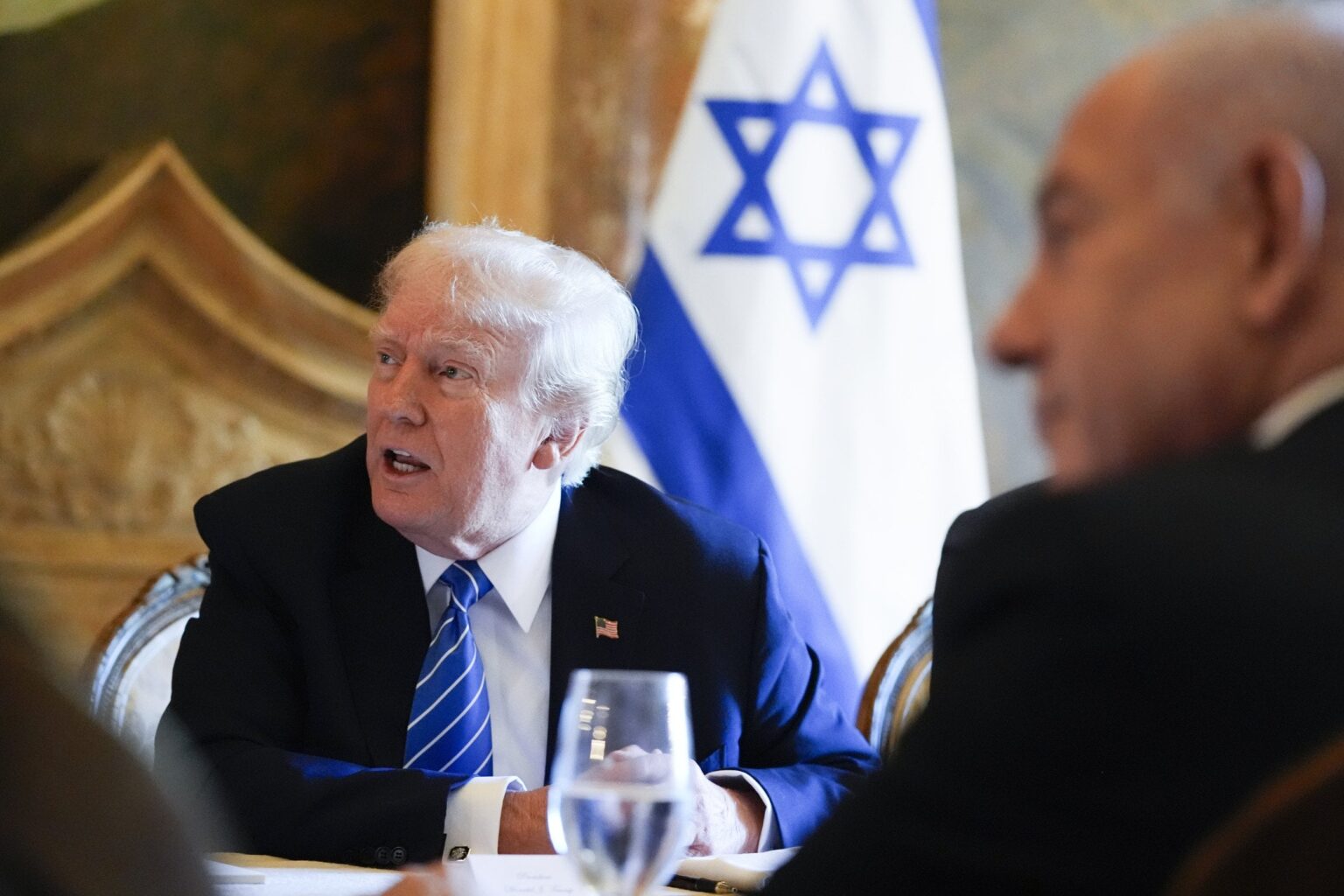 ドナルド・トランプ氏、電話通話で「重大犯罪」を犯したと非難される