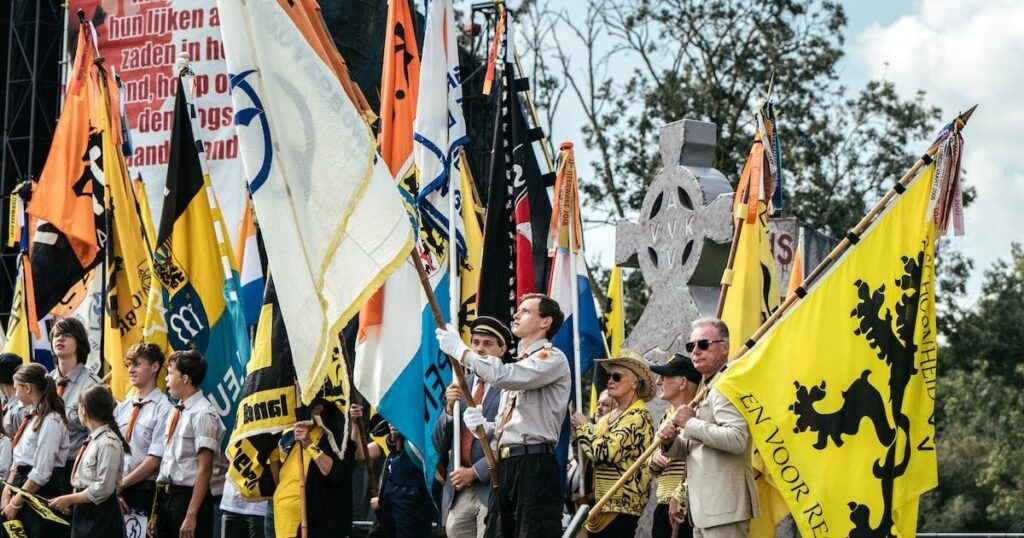 イーペルのアイゼルウェイクでの戦闘的な演説とリラックスしたフェスティバルの雰囲気：「勢いは近づいている。今すぐそれを掴まなければなりません』