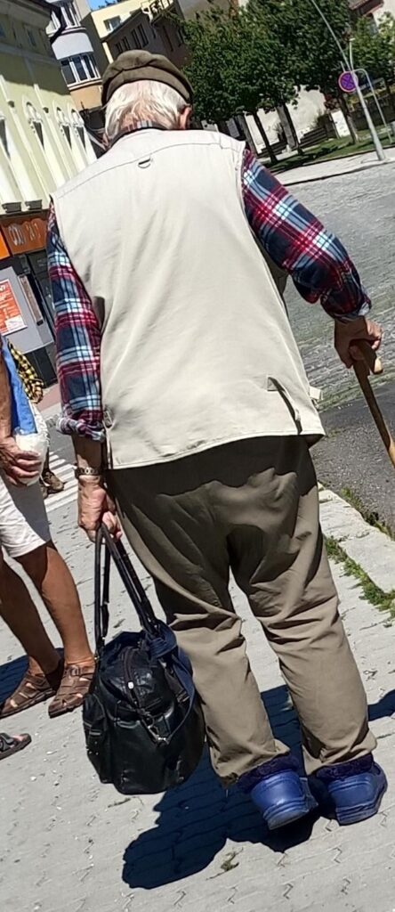 たとえ彼が全くのだらしない人であっても、なぜ年金受給者は皆このような服装をするのでしょうか？