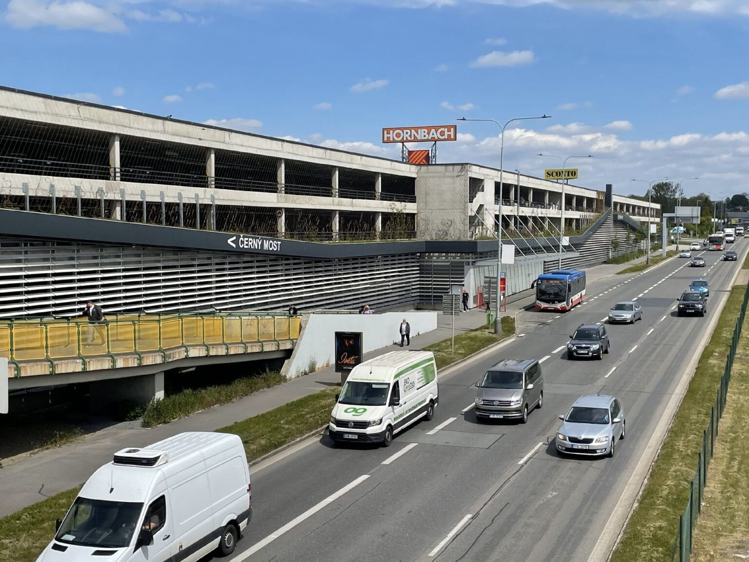 暑さと緑のない道路のため、人々は車の運転を強いられます。駐車場がいっぱいの都市は、問題をさらに悪化させるだけです。「子供たちが学校に安全に通学できる道がない場合、親は車での移動を選択する可能性が高くなります。」学校に来る車が増えれば増えるほど危険が増し、親の運転も増えます。」
