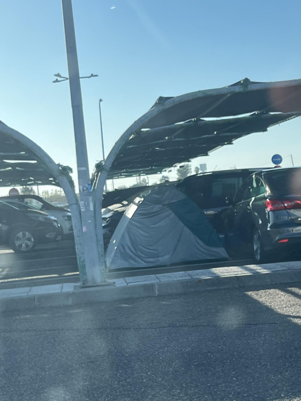 現在は駐車場だけでなくホテルにもなっている