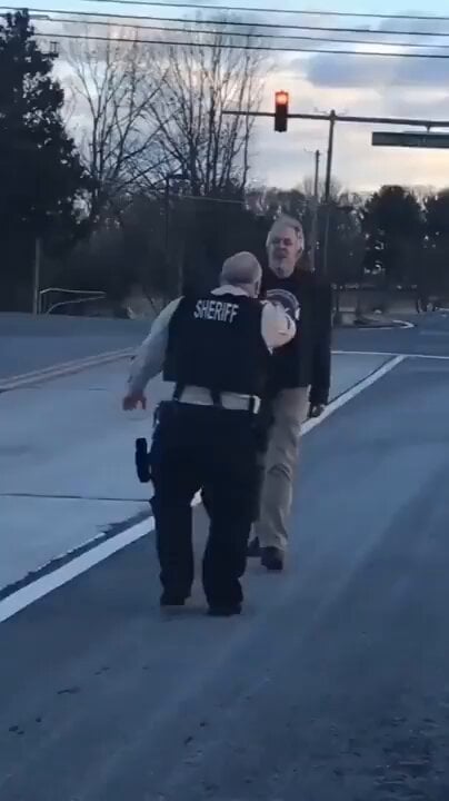 ノルウェーの警官は比較的正気なのか？アメリカの警官はこんなひどいことをするんだ…
