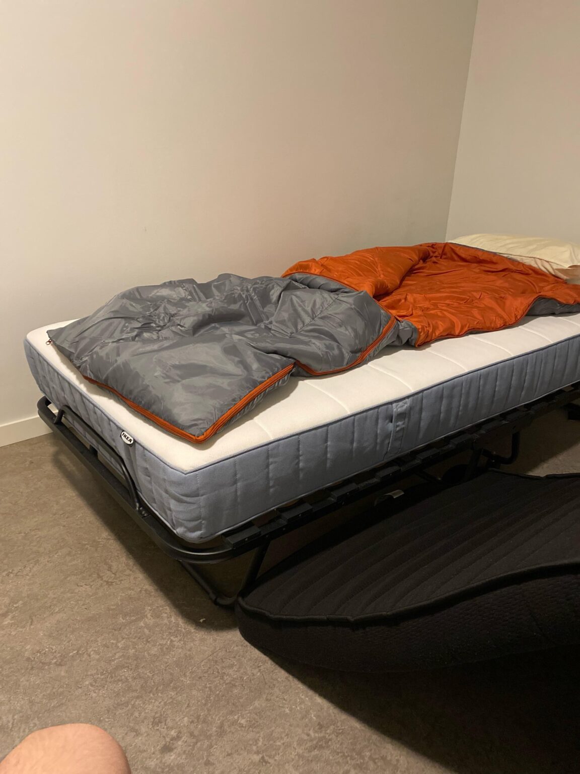 マットレスをベッドフレームの下の土台として、別のマットレスと一緒に使用できますか?