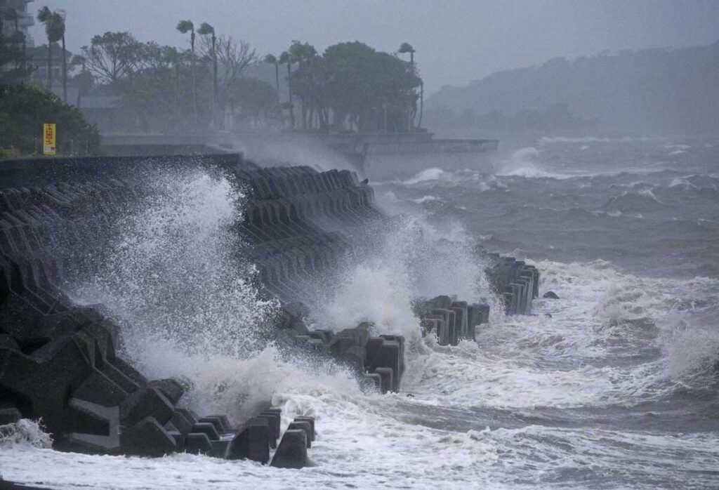“居座り台風”終わらない豪雨 ジョギング速度で接近 最大風速50メートル ケガ人相次ぐ