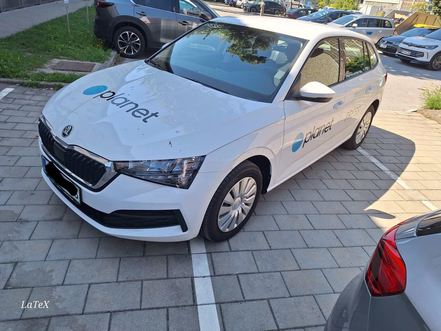 BMWアンダーカバー？駐車スペース3台分以上停められます。