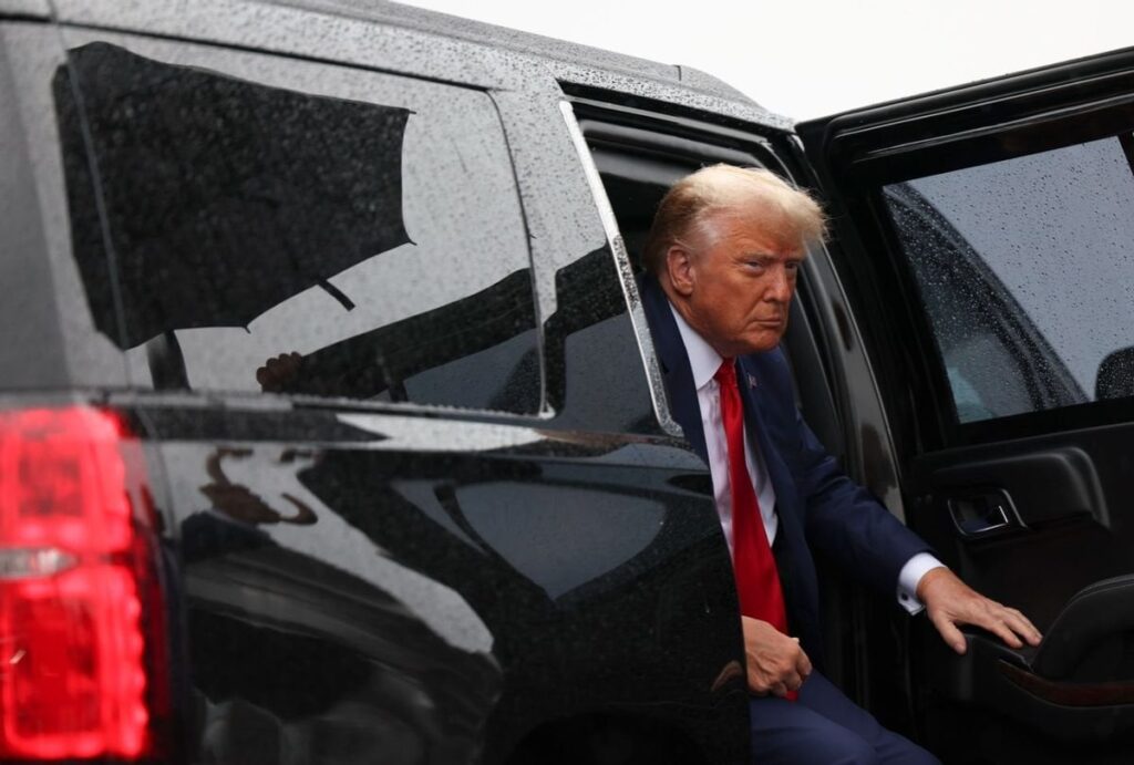 ドナルド・トランプは自分がまだ大統領であるふりをするのが好きだが、その行為はアーリントンで彼に追いついた