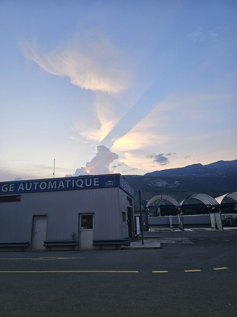 空に映る山の影の写真を投稿した人へ、空に映る雲の影の写真を投稿します