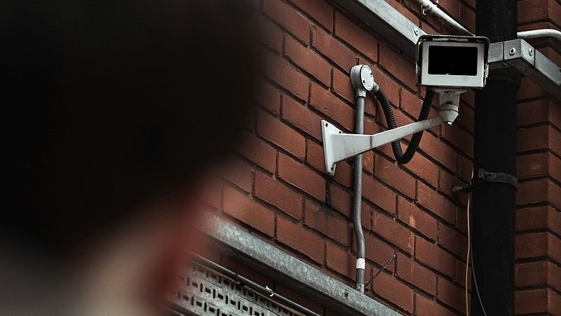 公共の場にますます多くのカメラが設置されるようになり、プライバシーが脅かされます