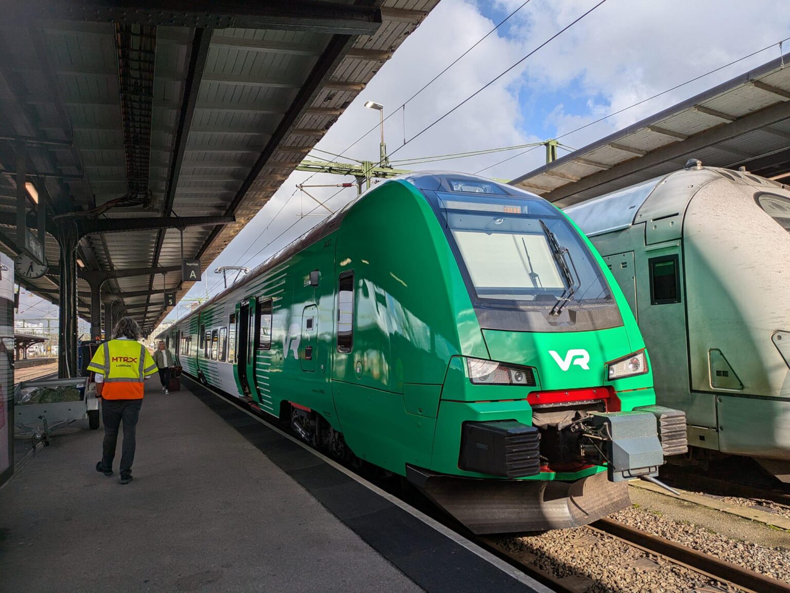スウェーデンでこのような色の電車を見るのは少し奇妙（でも素敵）な感じがする