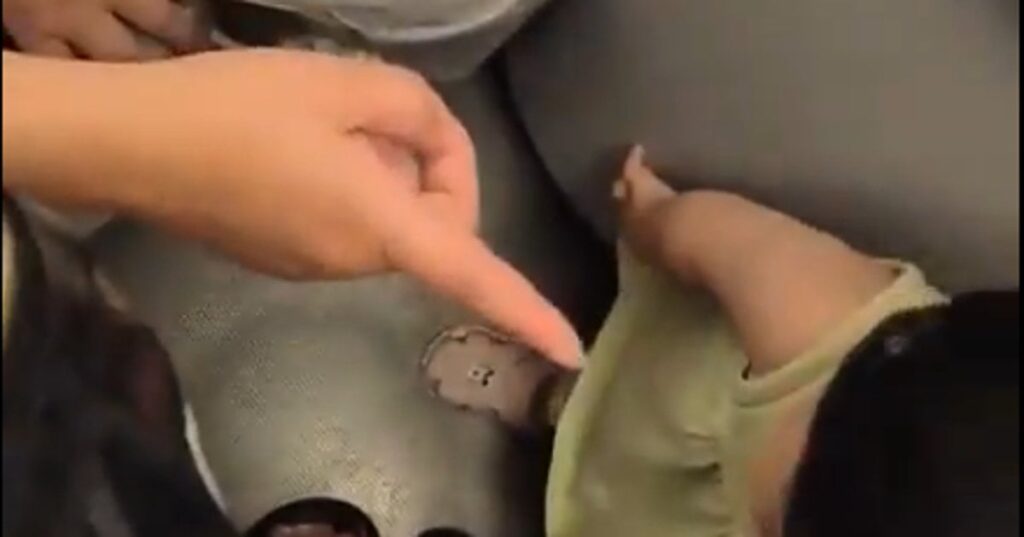 動画：少女が泣いていたため、乗客2人が少女を飛行機のトイレに閉じ込めた