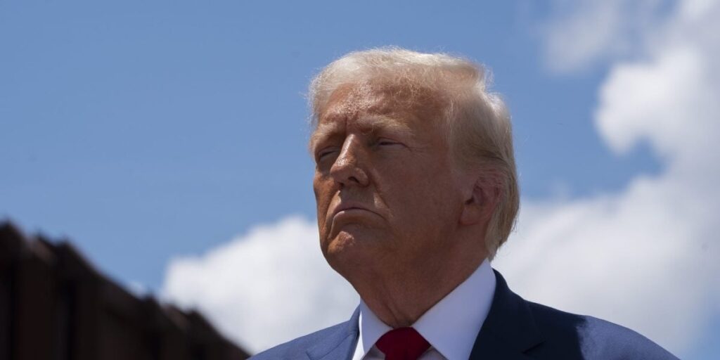 ハリス陣営はトランプ陣営がミュートボタンなしで討論会をさせるのを恐れていると主張