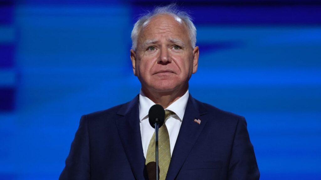 MAGAはあまりにも「必死」なので、今度はティム・ウォルツの犬を狙う
