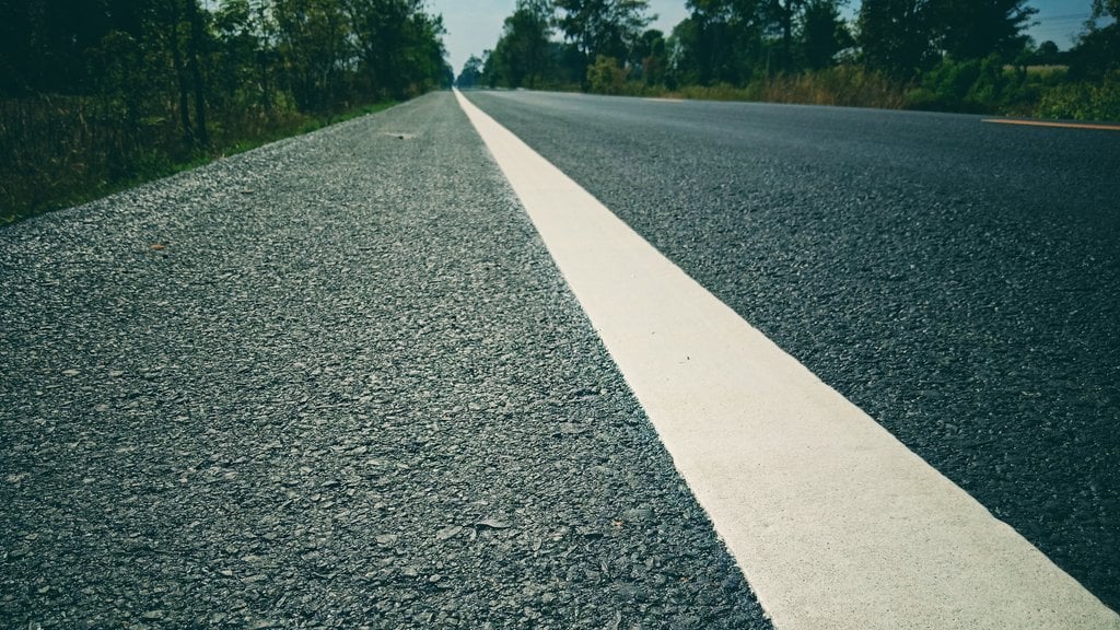 彼は高速道路で酔っぱらって自転車に乗っていましたが、ダールズの従業員によって連れ去られました