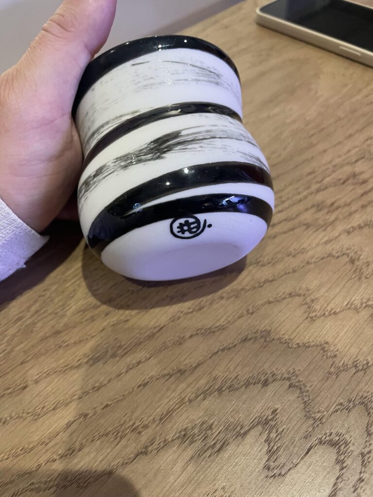 誰か助けていただけないでしょうか。アイスランドでコーヒーマグを買ったのですが、1つ壊れてしまいました。ブランド名をご存知ですか?