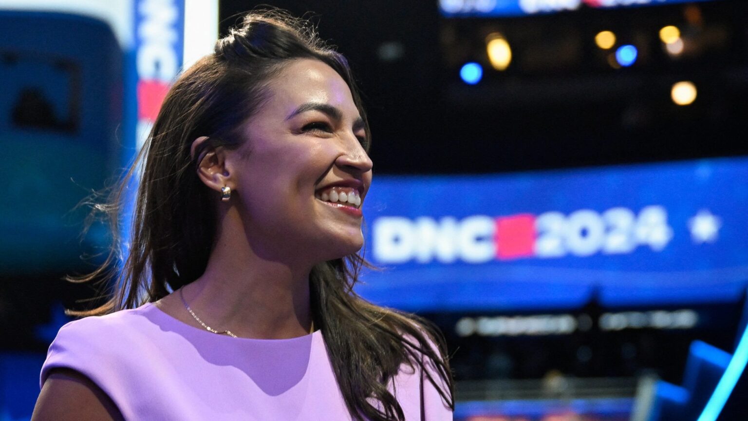 「二流、労働組合破壊者」：AOC、民主党全国大会の演説でトランプ氏を激しく非難