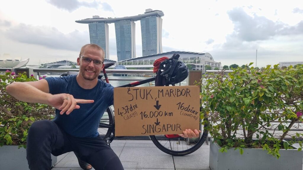 やったよ！ 1年3ヶ月、16か国を訪問し、16,000キロメートルを自転車で走り、目的地に到着しました！シンガポール！アマ