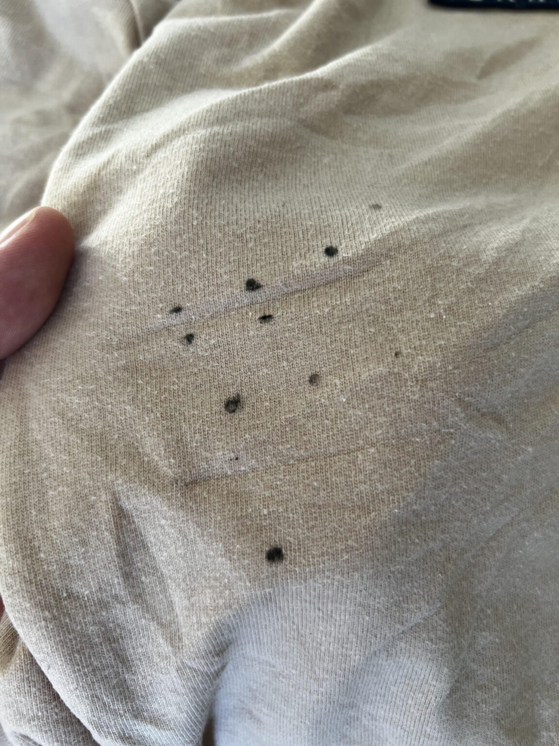 洗濯機で洗った後、Tシャツにそのような汚れが残った場合はどうすればよいですか？