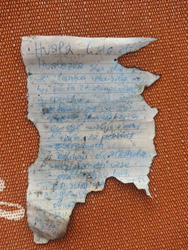 ボトルの中にこのメッセージを見つけました。一部のユーザーはスロベニア語だと言っていますが、誰か翻訳してくれませんか？何と書いてあるか知りたいだけです、ありがとうございます