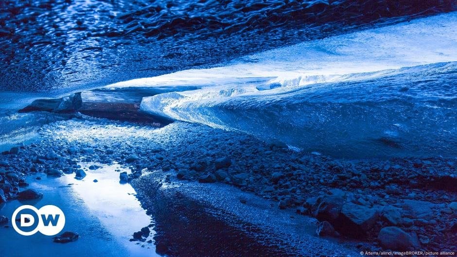 アイスランド：氷の洞窟が崩壊し2人行方不明