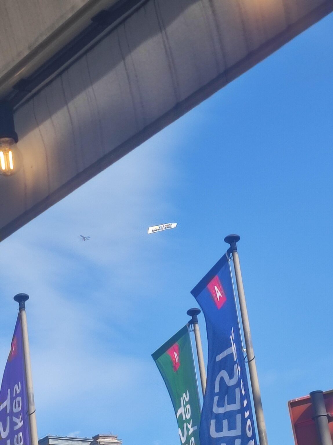 アントワーププライドが続いており、空にはVBの旗を掲げた飛行機が見えます