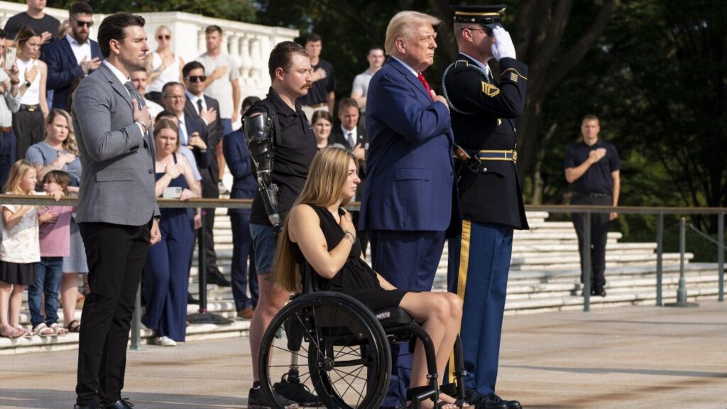 トランプ陣営は口論の前にアーリントンで写真を撮らないよう警告されていたと国防当局者が語る