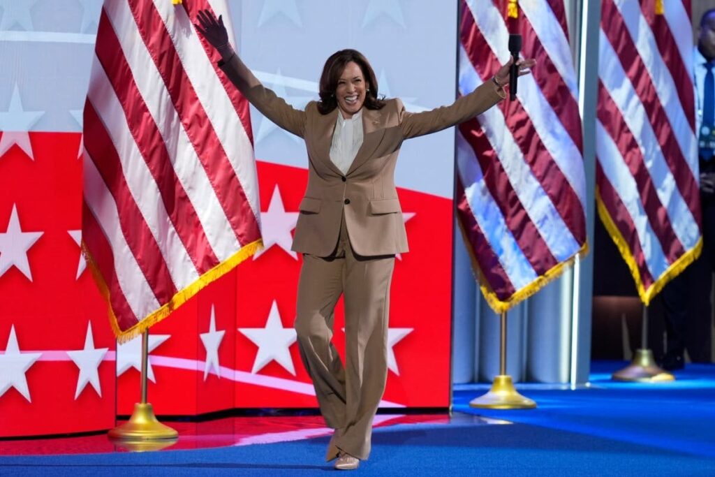 カマラ・ハリス、民主党全国大会初日にサプライズ登場「私たちは前進している」