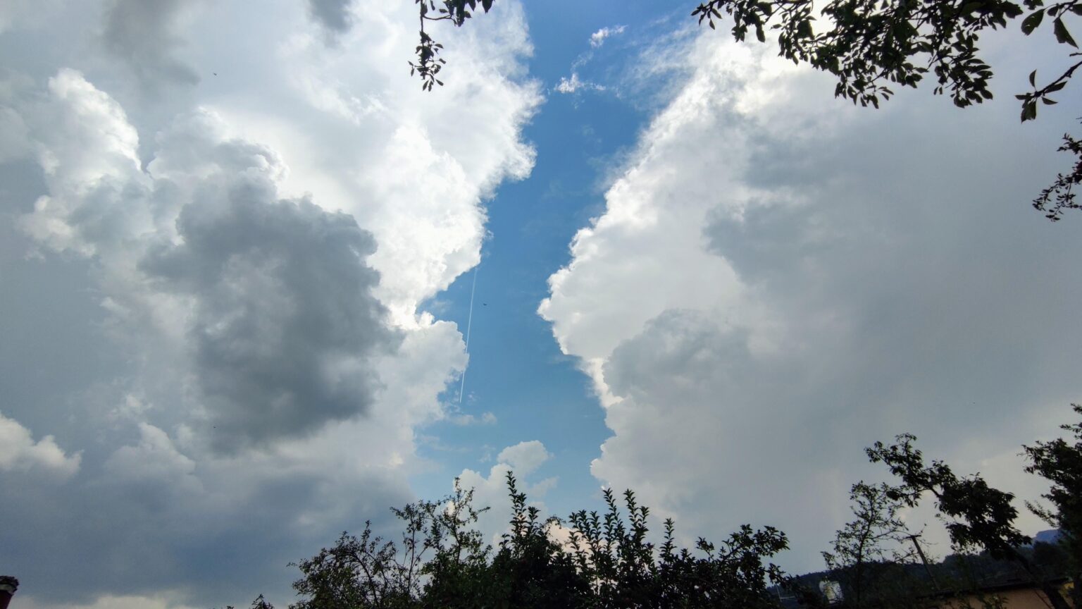 1 つは東からの嵐 (左)、もう 1 つは西からの嵐です。それは戦いになるだろう。