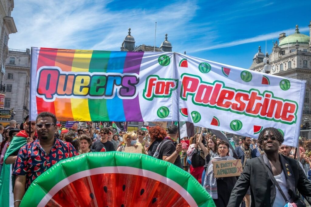 警察、LGBTの行進からパレスチナのシンボルを禁止、しかし間違いは認める：パレスチナ支持の表明は依然として許可