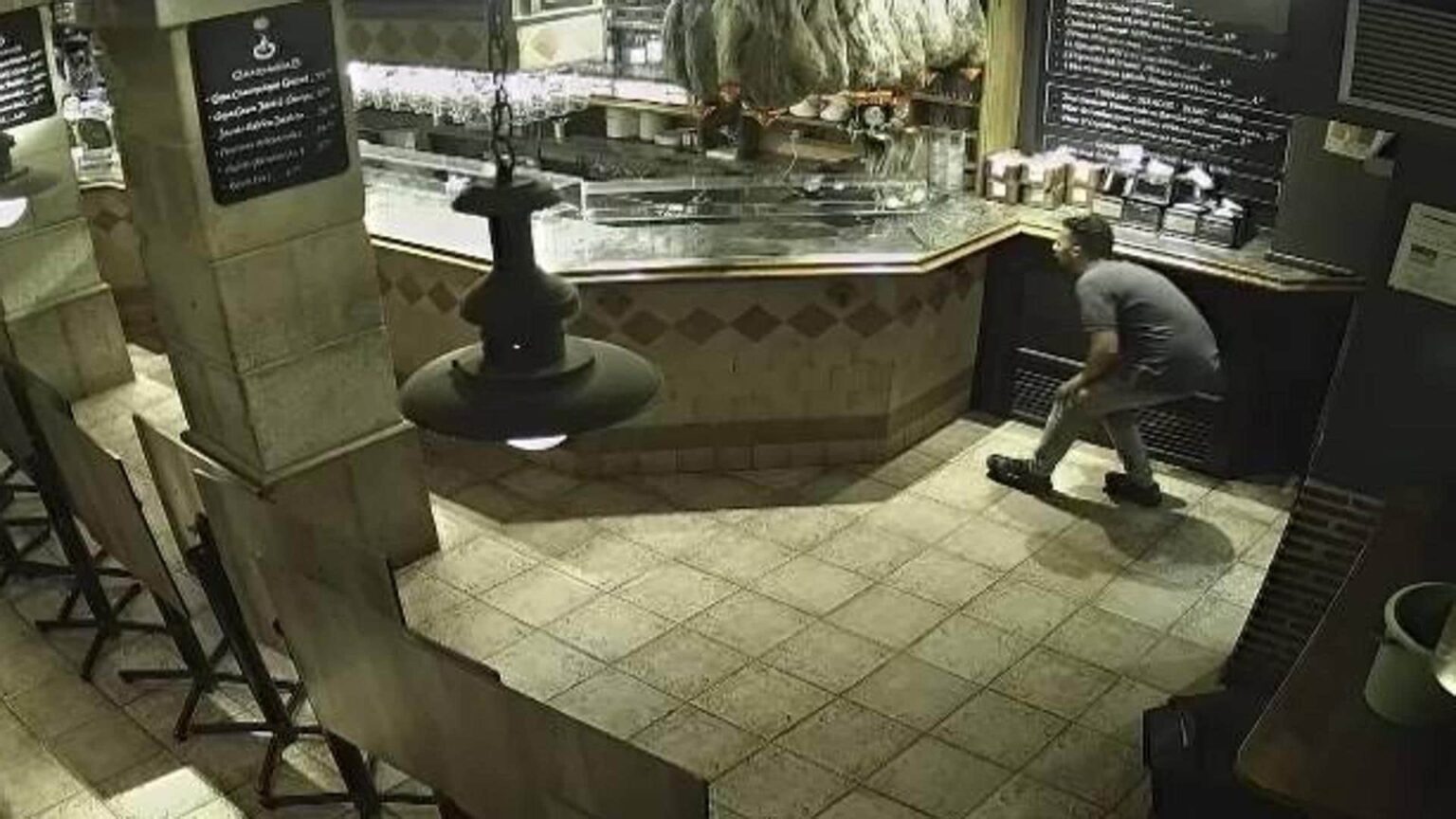 彼はガンダリアスのバーからハムを盗み、それを肩に担いでサン・セバスティアンの旧市街を歩きます。