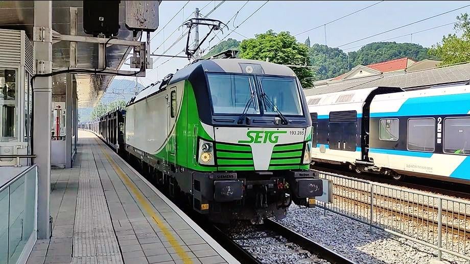 スロベニア、ツェリェ駅の貨物列車