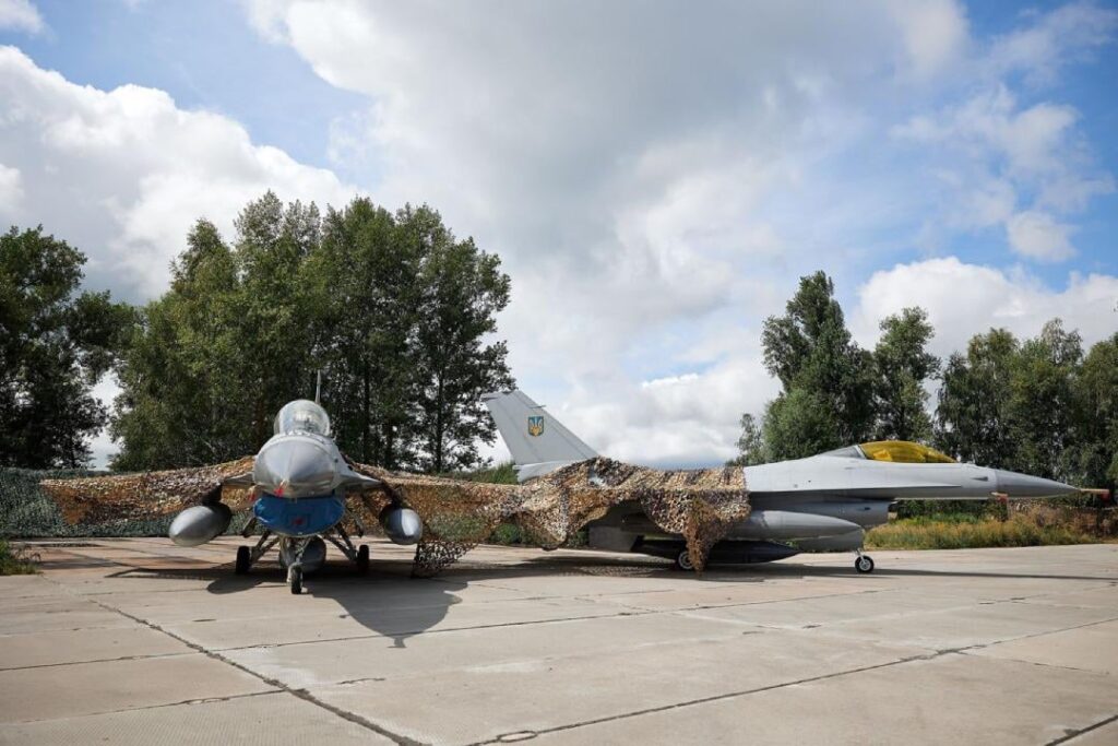 ウクライナは少数の初代F-16を受領した。今年は西側同盟国からさらに多くの米国製戦闘機を受け取る可能性がある。ウクライナのゼレンスキー大統領は、ロシアの戦闘機に対抗し、ロシアのミサイルから国を守るためにウクライナには約120～130機のF-16が必要だと述べた。分析を参照。