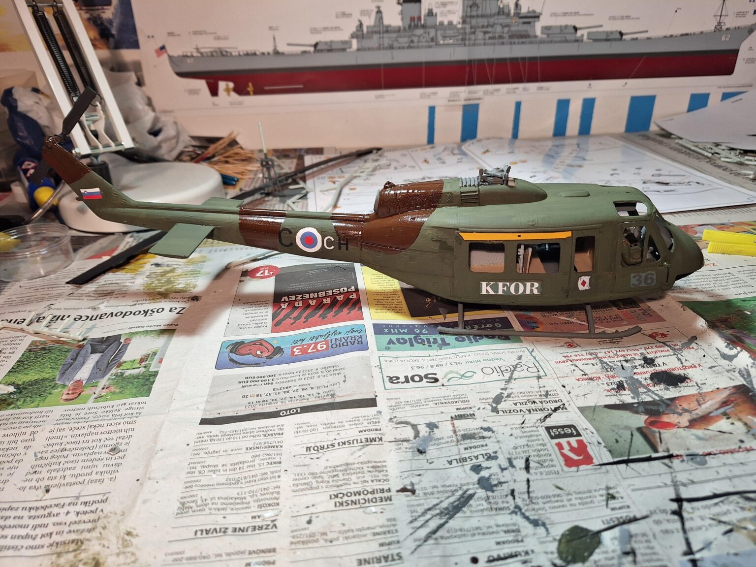 私のスロベニア軍ベル 412 はほぼ完成しました。私自身で詳細を追加しました。 (技術的には、このモデルは Bell 412 ではなく UH-1 ですが、どちらのヘリコプターも同じファミリーに属しており、見た目はほぼ同じです。)