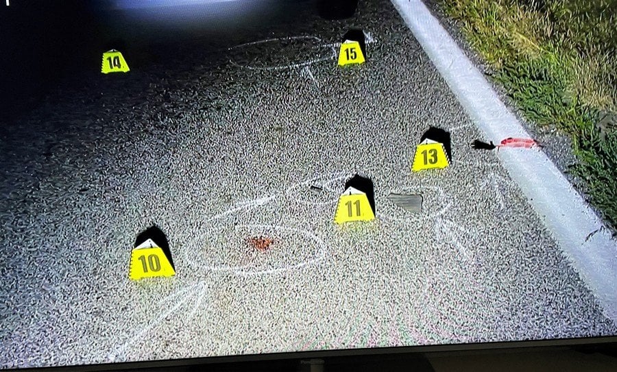 昨夜、若者は道路に倒れていました。運転手を轢いたとして刑事告発された