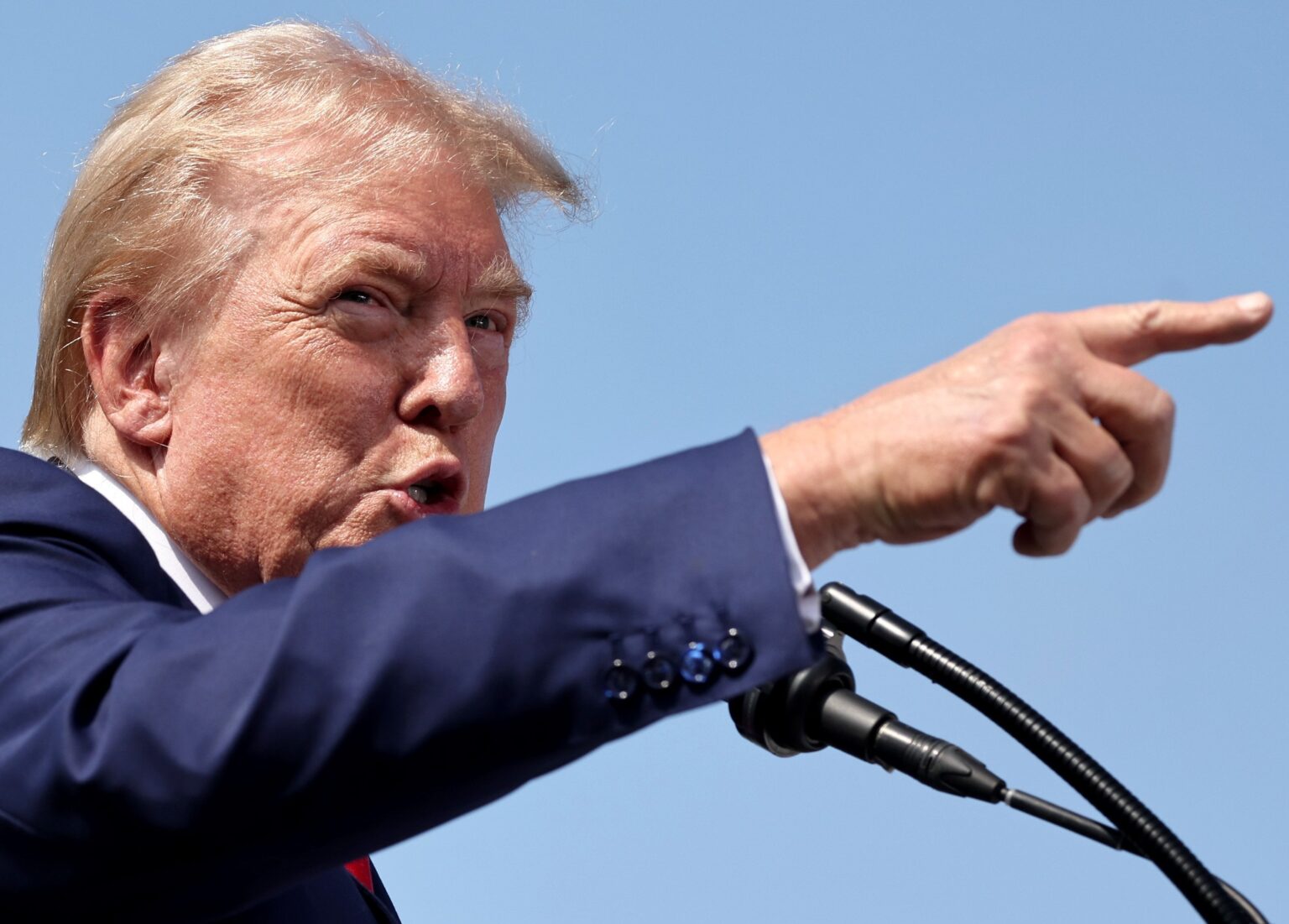 700人の治安当局者がカマラ・ハリス氏を支持する中、トランプ氏は「不適格」と非難される