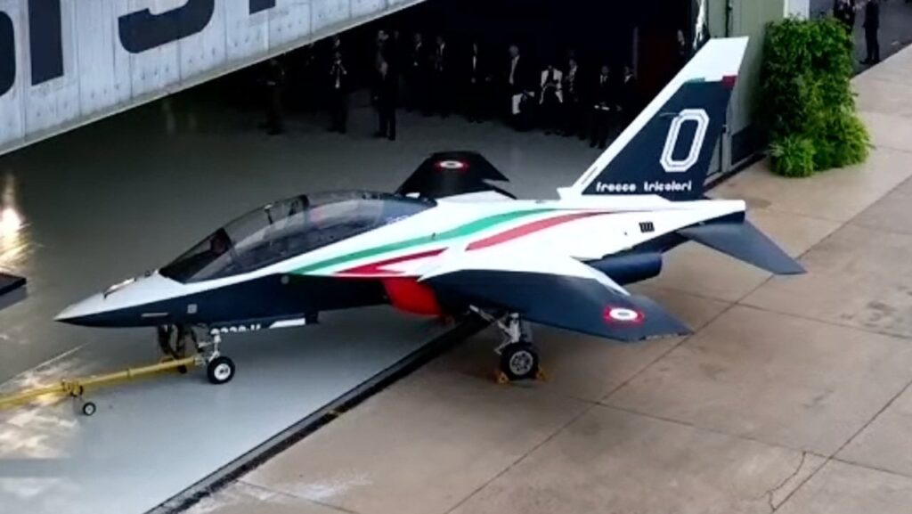 フレッチェ・トリコローリが機体(とカラーリング)を変更:M-346マスターズを受け取ることになる フレッチェ・トリコローリが機体(とカラーリング)を変更:M-346マスターズを受け取ることになる