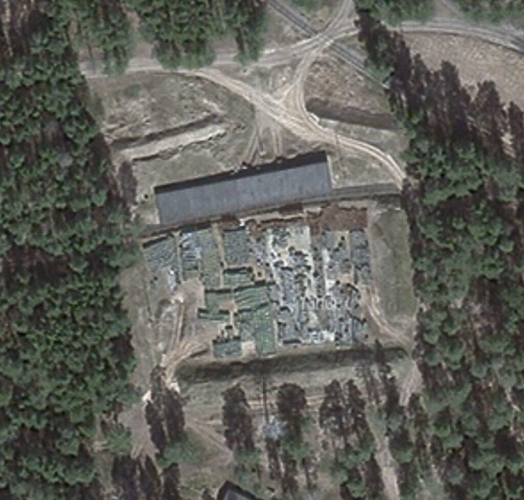 第107GRAU兵器庫では、弾薬が屋外に保管されていたケースもあった。特に、OSINT研究者のChrisO_Wikiは、Yandexマップから、弾薬が倉庫の外、コンクリートシェルターの隣に保管されていることを示す衛星画像を発見した。