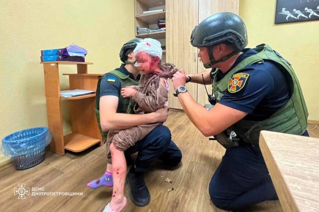 ニコポルでは、ロシアの攻撃により12歳の少女と25歳の女性が死亡し、4歳の子供と25歳の男性が負傷した。