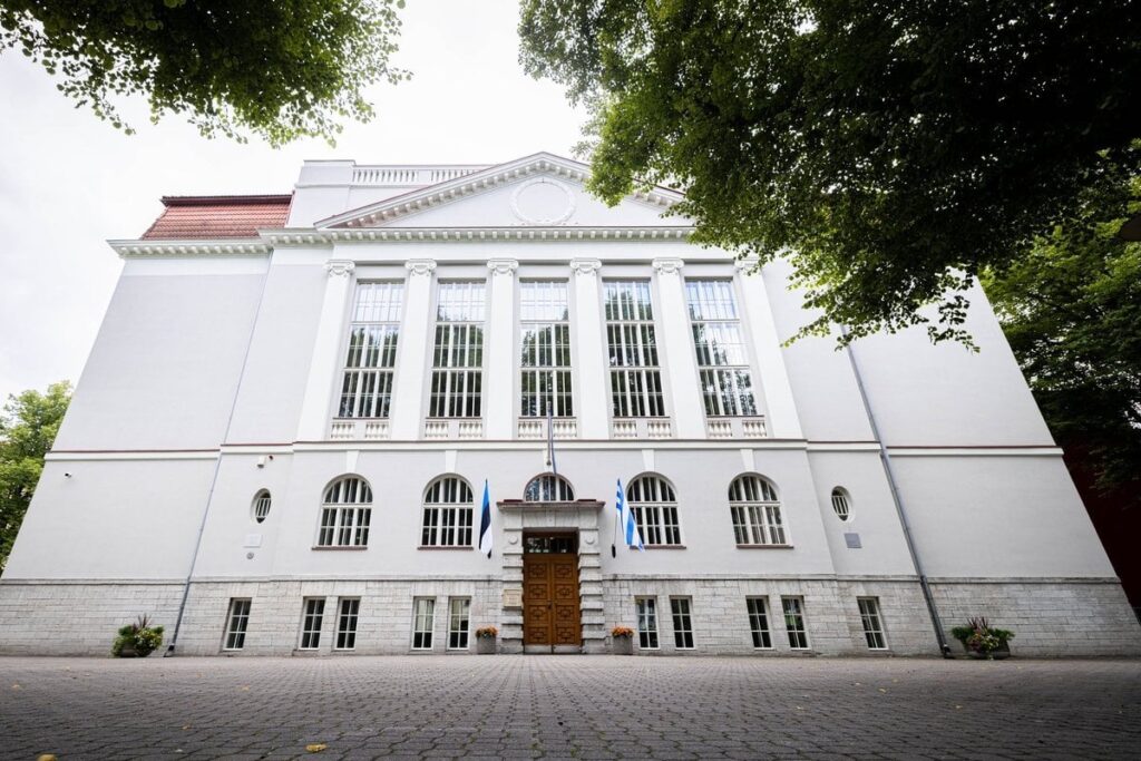 タリンの21番目の学校、非科学を教えた教育者との雇用関係を打ち切る