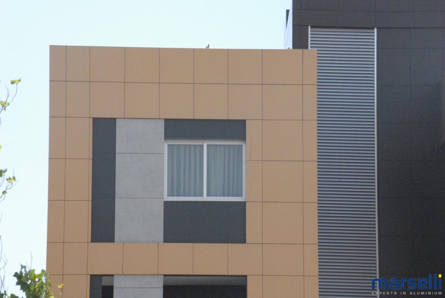 キプロスのクラッディング！HPL または Alucobond? 価格は?