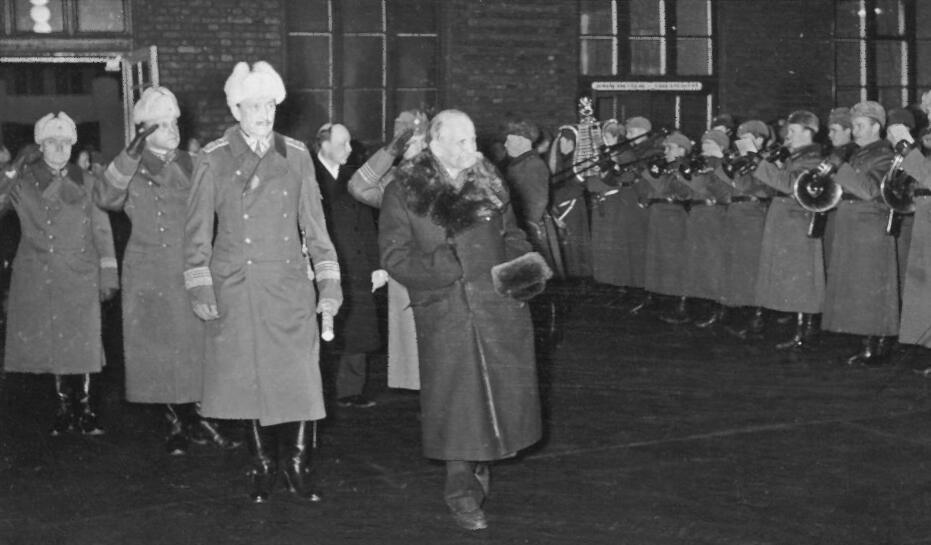 フィンランドの指導者キョスティ・カリオ、1940年12月19日、ヘルシンキ中央駅にて。この写真が撮影された直後、彼は心臓発作を起こして亡くなりました。