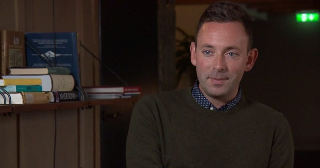 私はこのシリーズを英語で見なければならないという心の準備ができていなかったので、すぐに諦めました。私の中には不要な判断や偏見があるのか​​もしれません。より温かみのある言語になる別のバージョンを期待することは可能ですか?