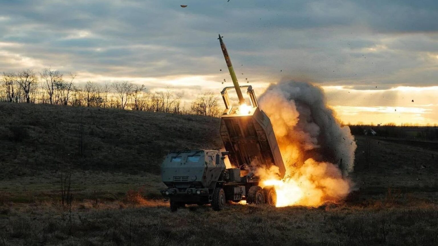 フォーブス：ウクライナの最前線からわずか15マイルのところで、多数のロシア軍が射撃訓練のために集まった。そして彼らがターゲットになりました。ウクライナのHIMARSが狙いを定め、ロシア人約12人を殺害した。